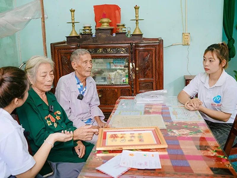 Bàn Poker sôi động tại sv368 với chip và bài